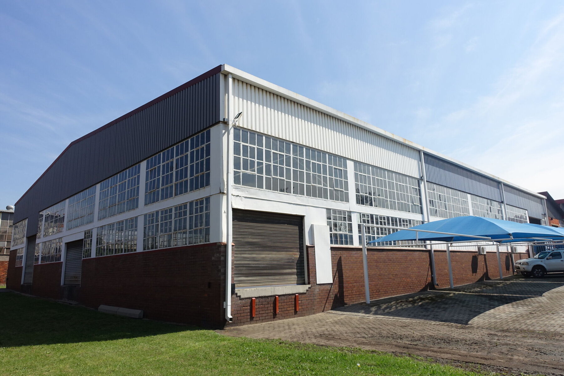 free standing warehouse for sale in Alrode