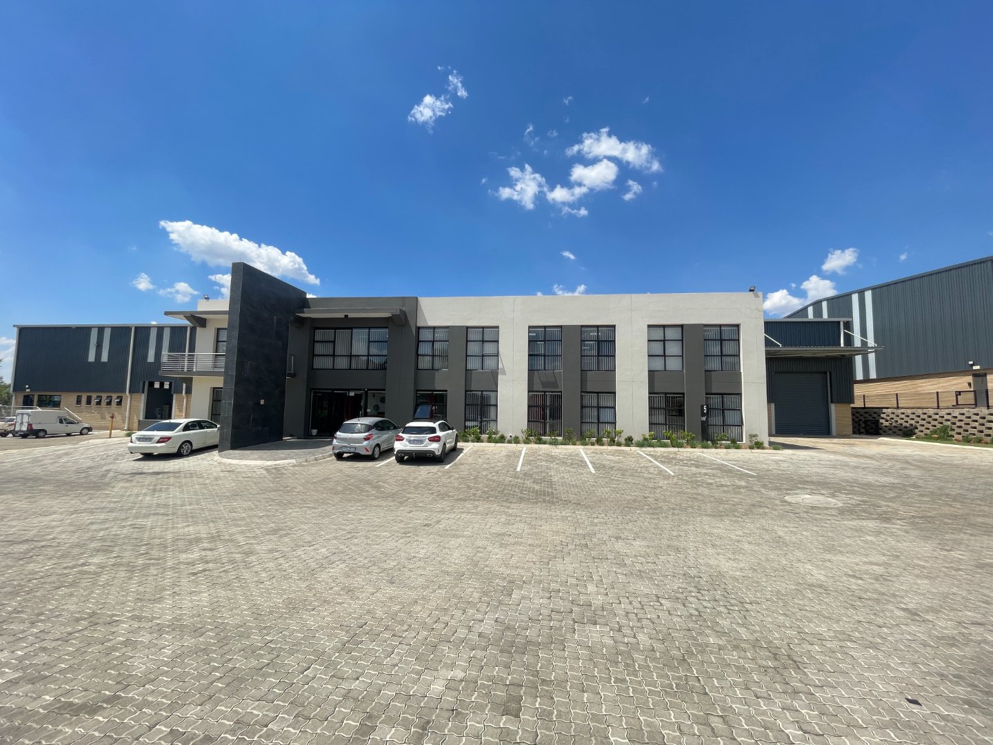 2526m&sup2; Warehouse for Rent in Westridge Business Park In Ferndale