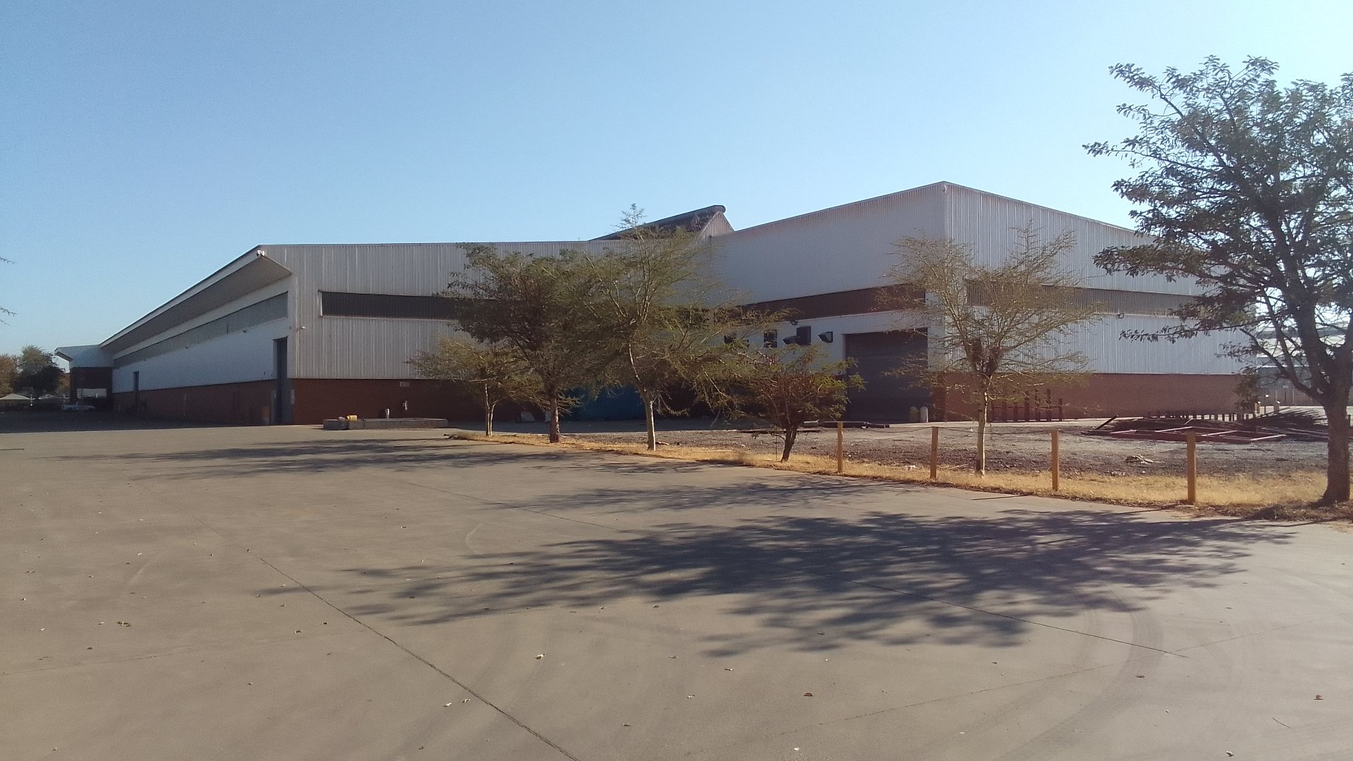 Standalone Factory with a Yard for Rent in Roodekop