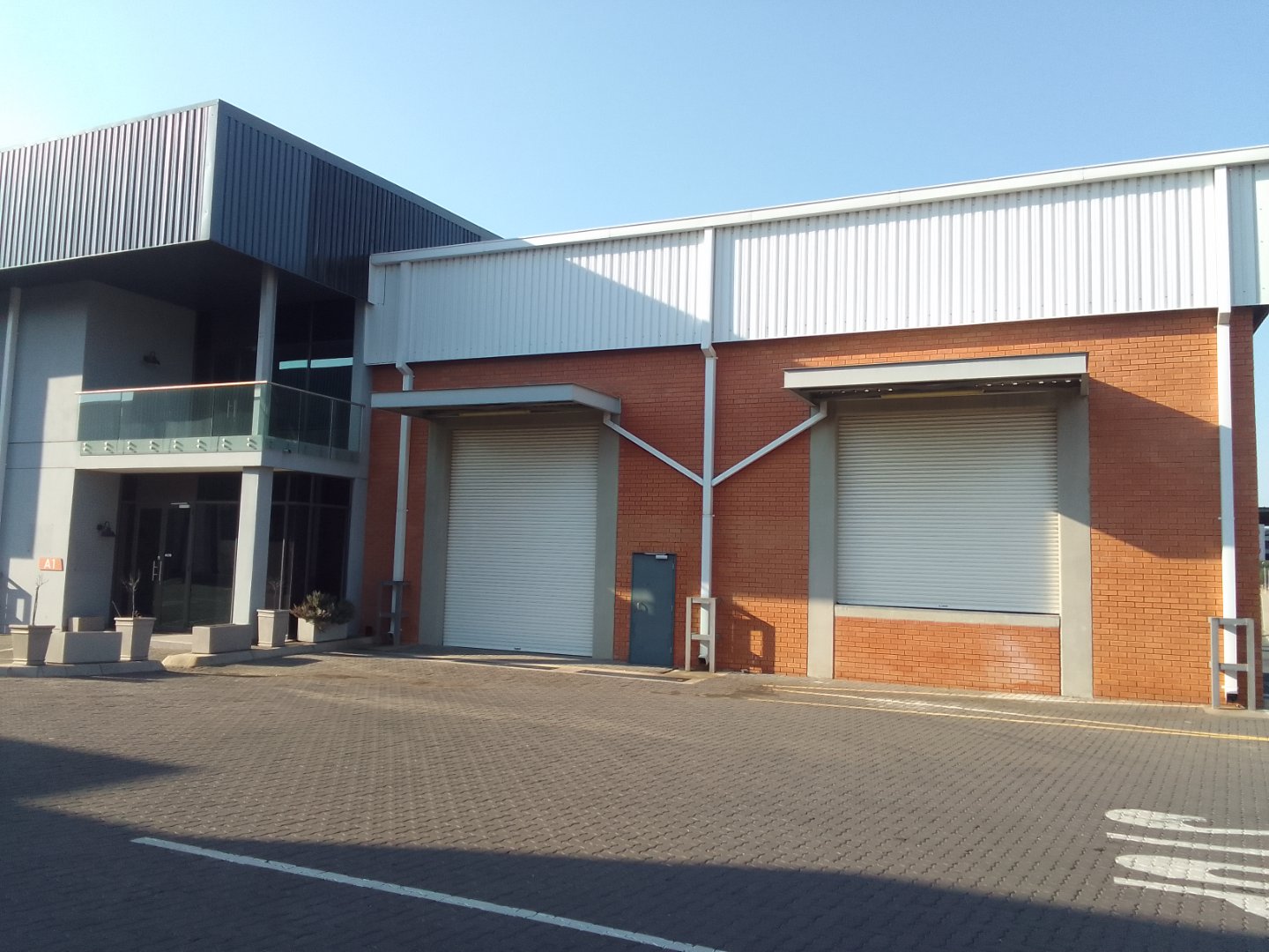 1 warehouse to let in Linbro Park