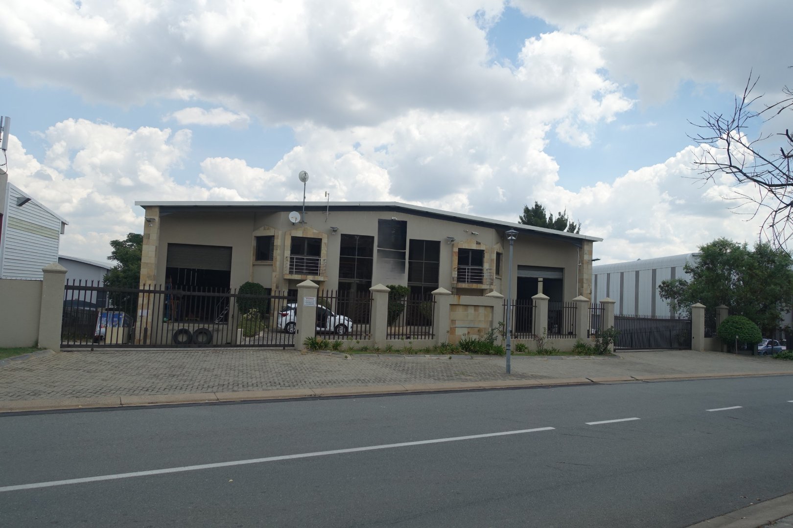 1 industrial premises to let in Linbro Business Park