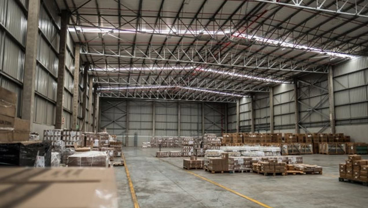 Industrial Warehouse Space in Meadowview Spacious industrial premises with high ceilings and organized storage areas in Meadowview, ideal for warehousing and logistics operations.