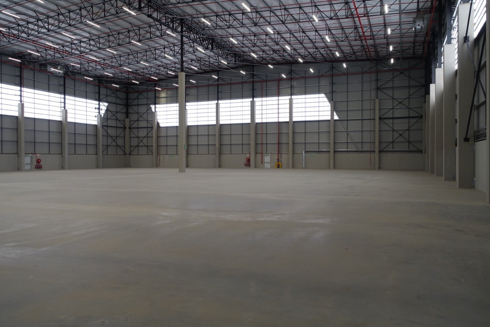 Industrial Premises in Meadowview for Lease or Sale Spacious 3480 sqm industrial warehouse in Meadowview with high ceilings, large entry doors, and ample natural light, ideal for manufacturing, storage, or distribution.