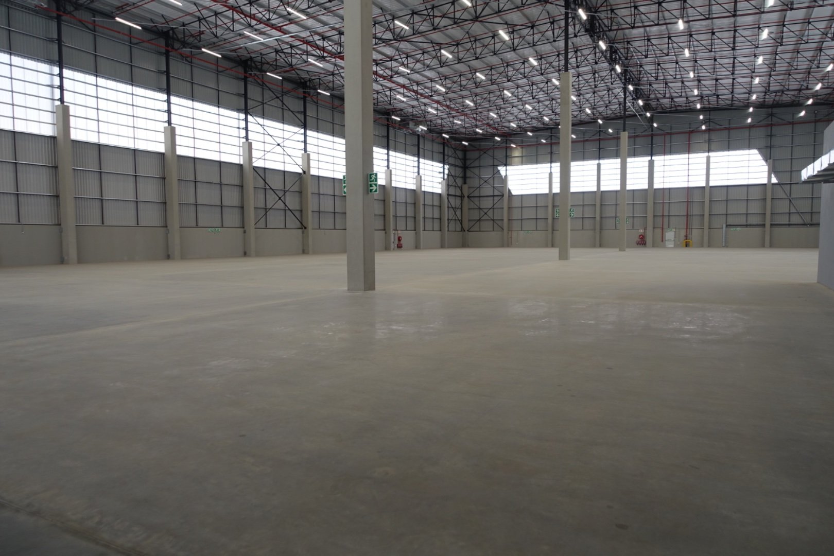 Industrial Premises in Meadowview Spacious 3480 sqm industrial warehouse in Meadowview with high ceilings, steel framework, and large windows for natural light, ideal for manufacturing or storage.