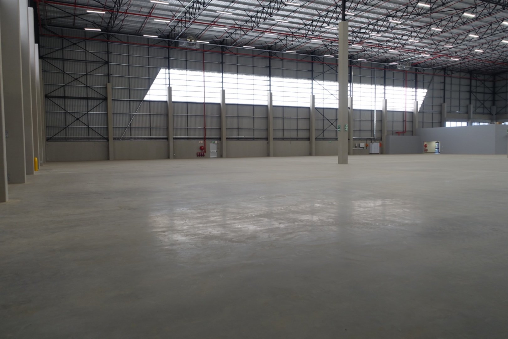 Industrial Premises in Meadowview Spacious industrial warehouse in Meadowview with high ceilings, large windows, and concrete flooring, ideal for manufacturing, storage, or distribution operations.