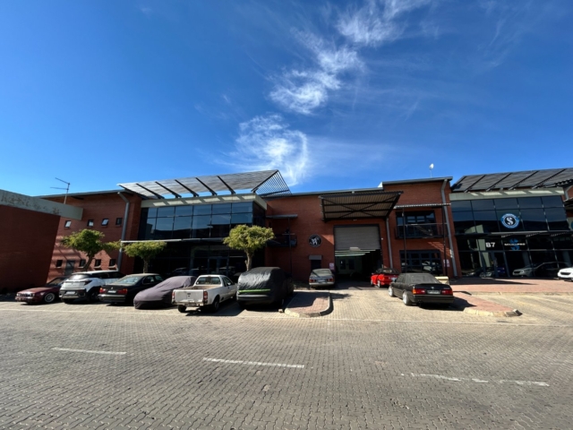 883 m&sup2; Warehouse to Let in Northlands Deco Park, North Riding