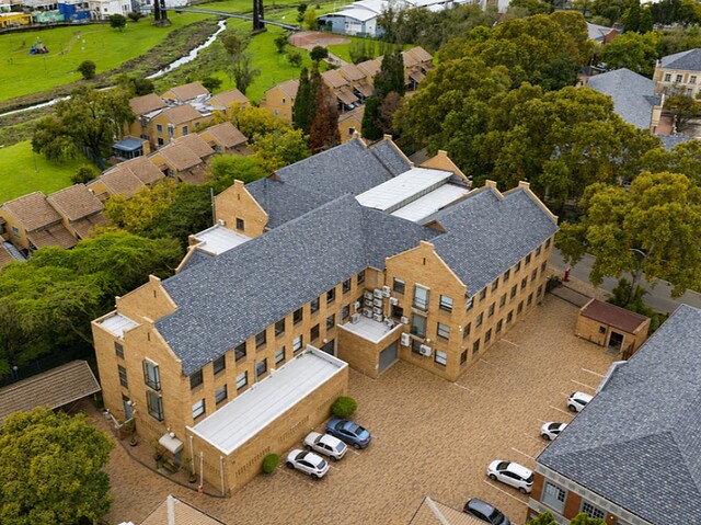 3,087 sqm office building to let in Bruma Lake