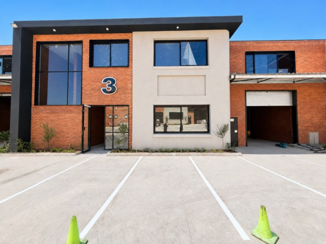 1050sqm Warehouse to let in Samrand Business Park