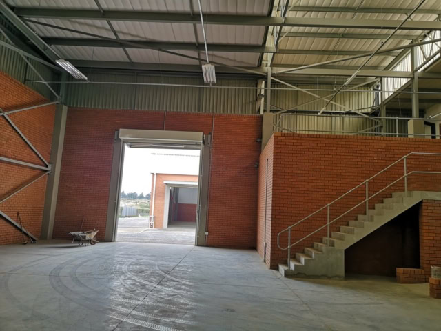 420 m&sup2; Secure Unit to Let – Longlake
