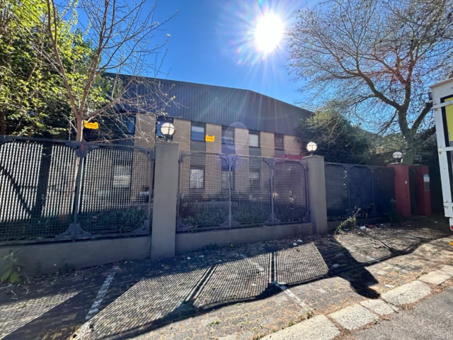 2,798 m&sup2; free-standing warehouse in Strijdom Park