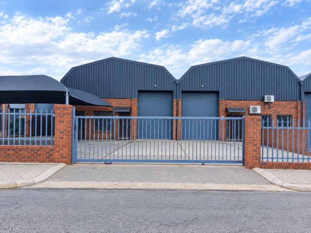 275 sqm Warehouse to Rent in Spartan